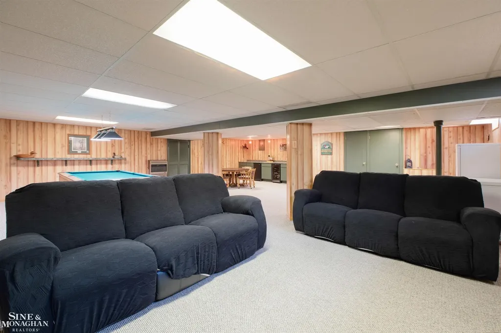 28111 Adler Drive Warren City MI 48088