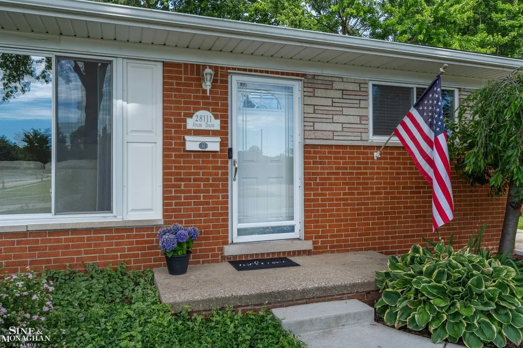 28111 Adler Drive Warren City MI 48088