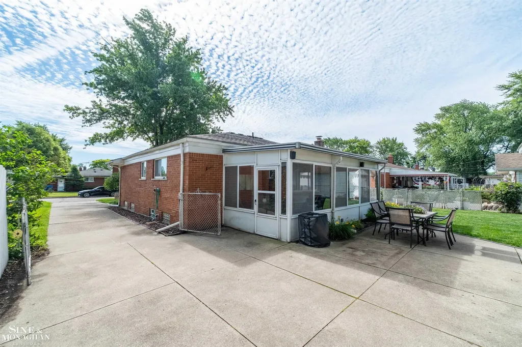 28111 Adler Drive Warren City MI 48088