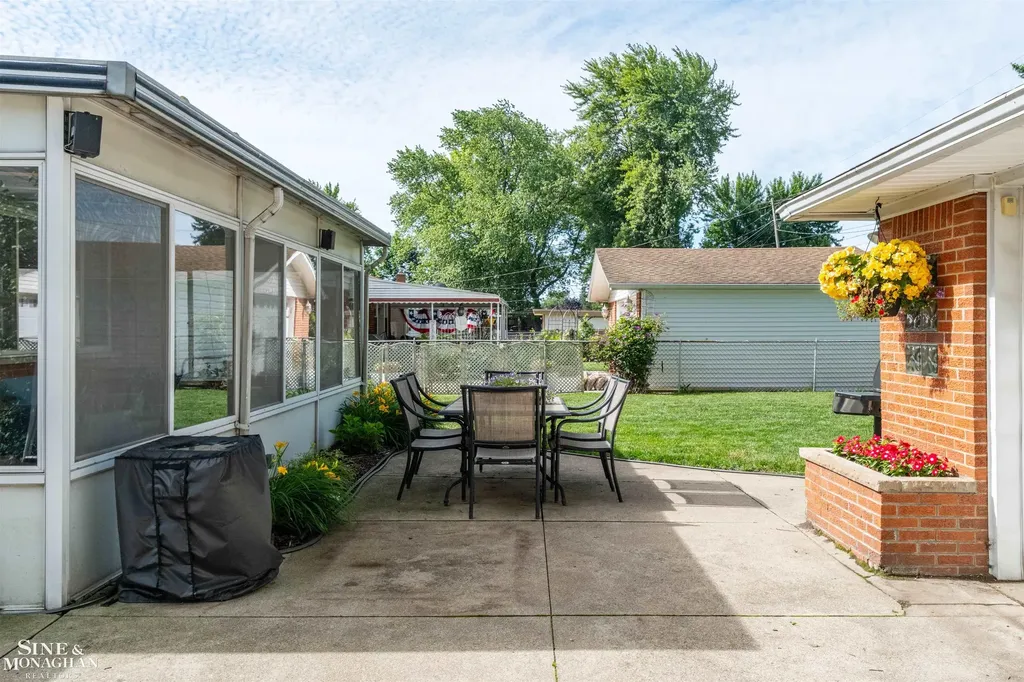 28111 Adler Drive Warren City MI 48088