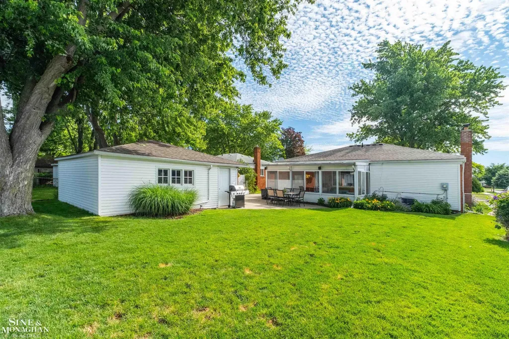 28111 Adler Drive Warren City MI 48088