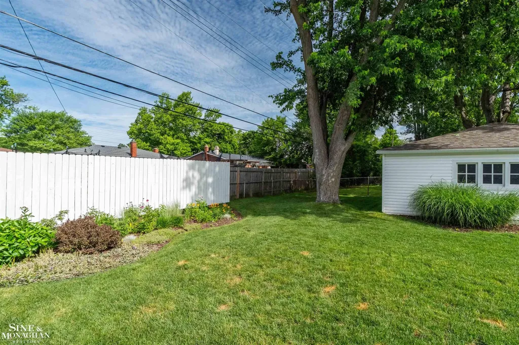 28111 Adler Drive Warren City MI 48088