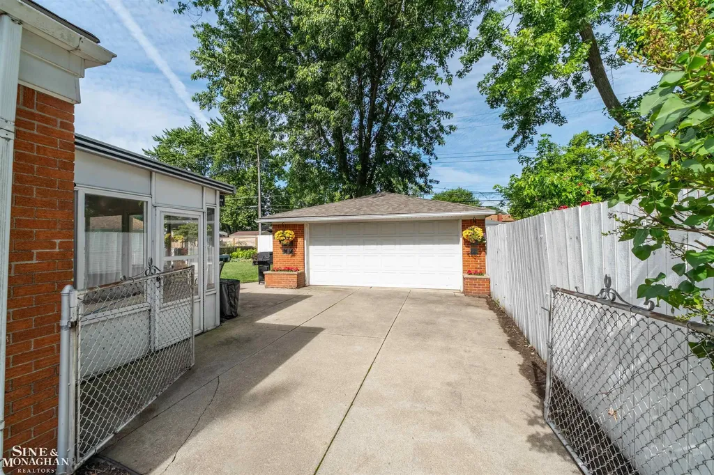 28111 Adler Drive Warren City MI 48088