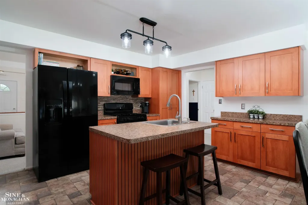 28111 Adler Drive Warren City MI 48088
