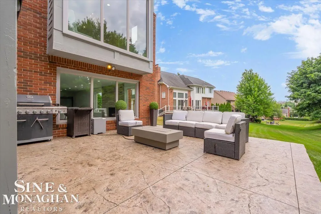 1289 Creek Pointe Drive Rochester City MI 48307