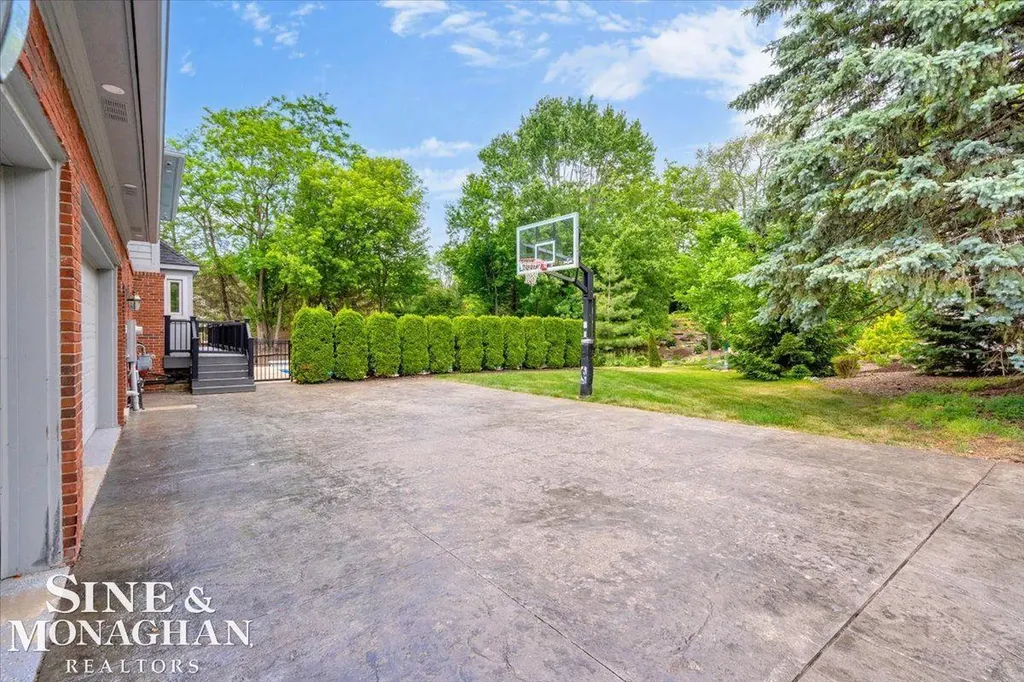 1289 Creek Pointe Drive Rochester City MI 48307