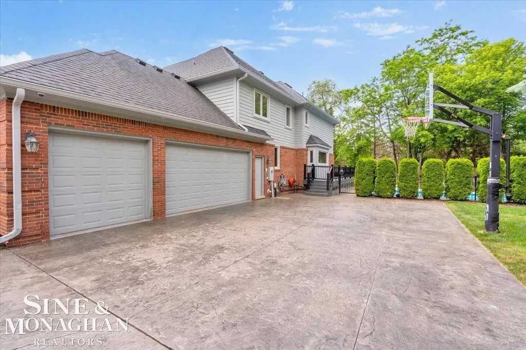 1289 Creek Pointe Drive Rochester City MI 48307
