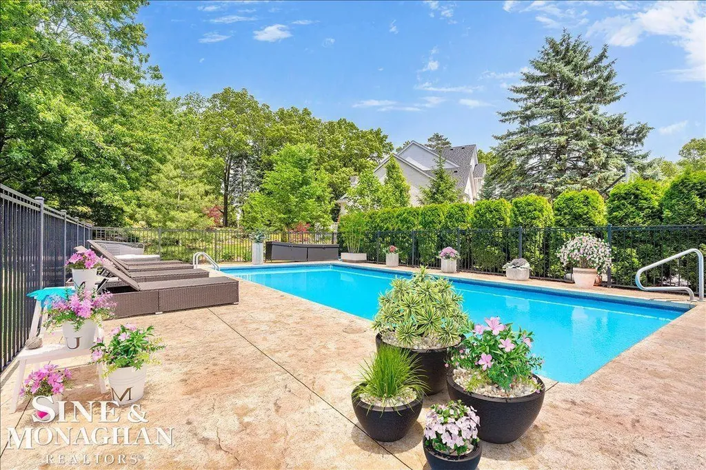 1289 Creek Pointe Drive Rochester City MI 48307