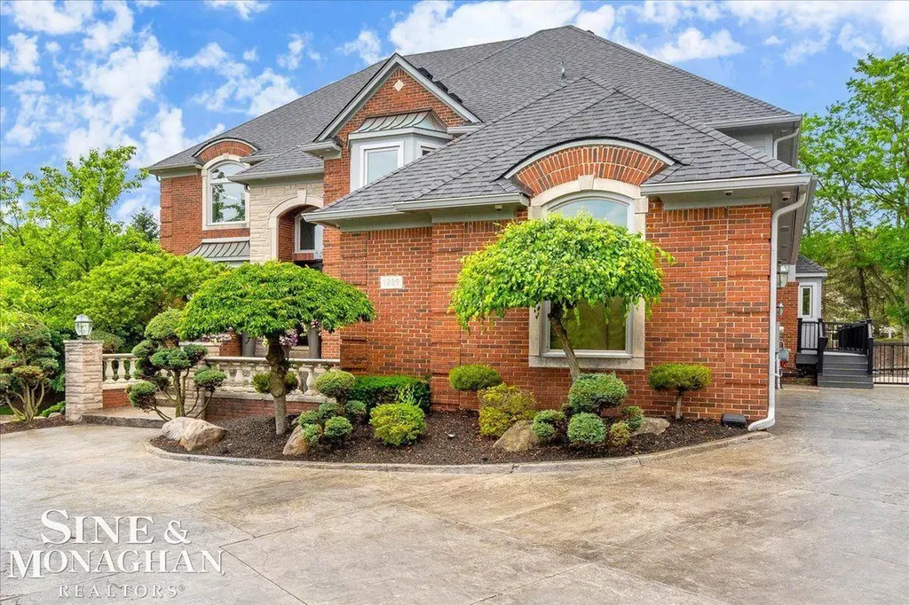 1289 Creek Pointe Drive Rochester City MI 48307