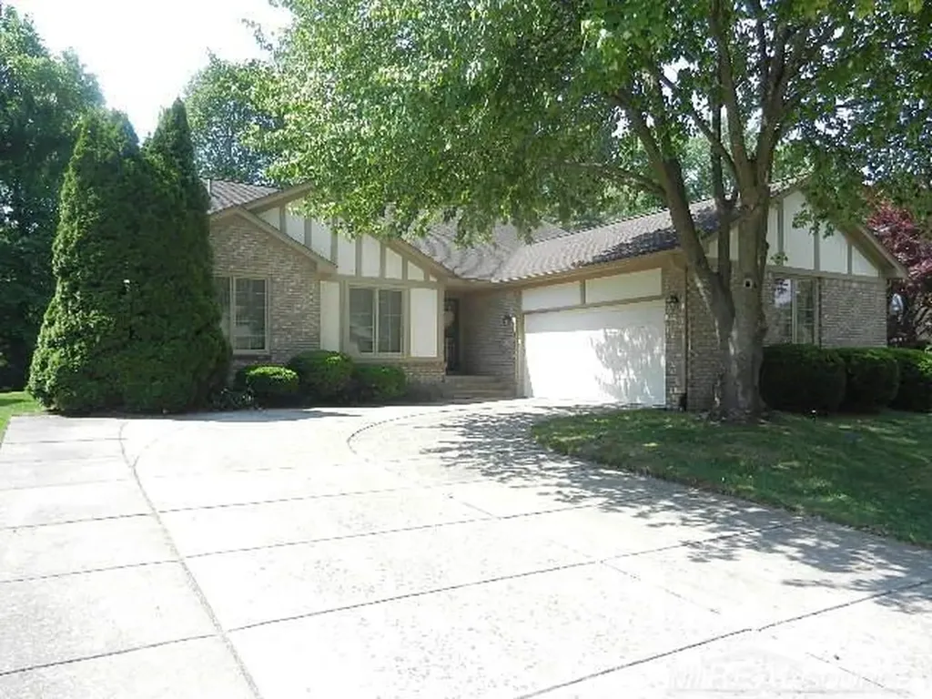 6704 Redford Circle Troy City MI 48085