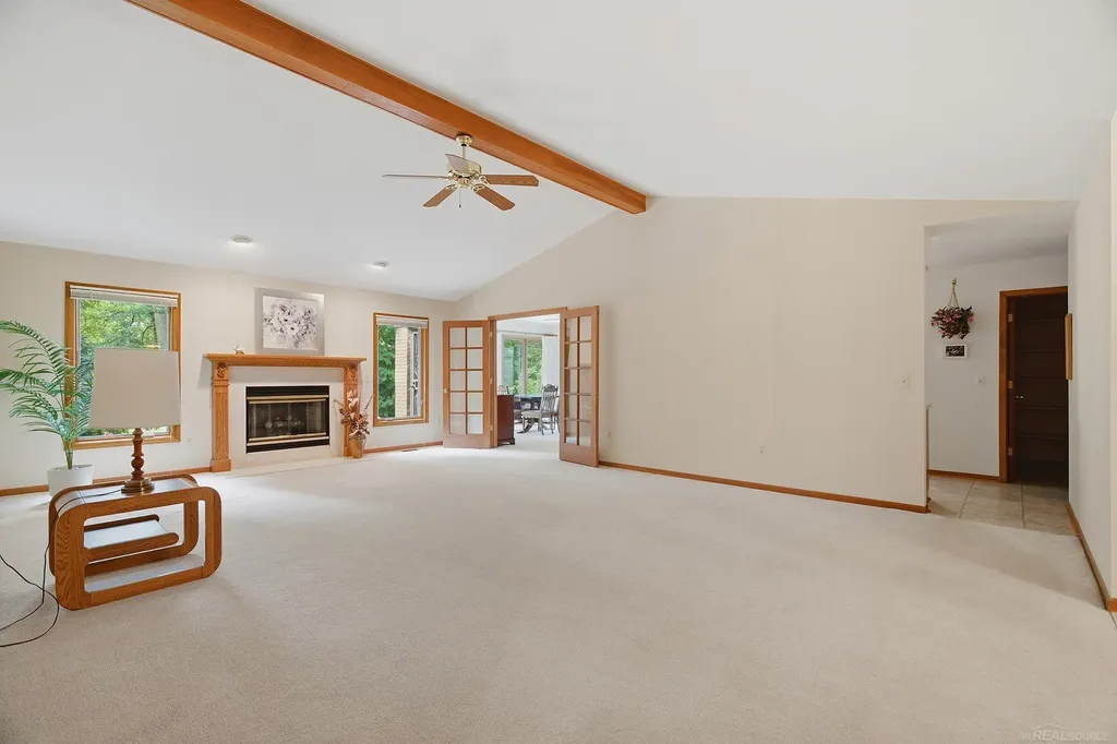 6704 Redford Circle Troy City MI 48085