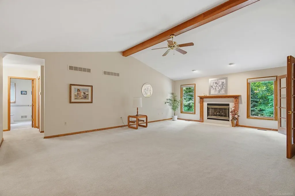 6704 Redford Circle Troy City MI 48085