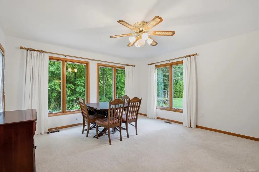 6704 Redford Circle Troy City MI 48085