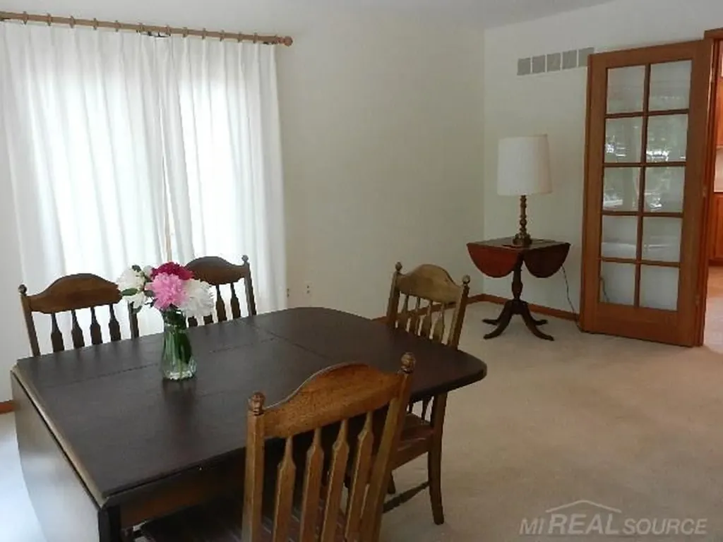 6704 Redford Circle Troy City MI 48085