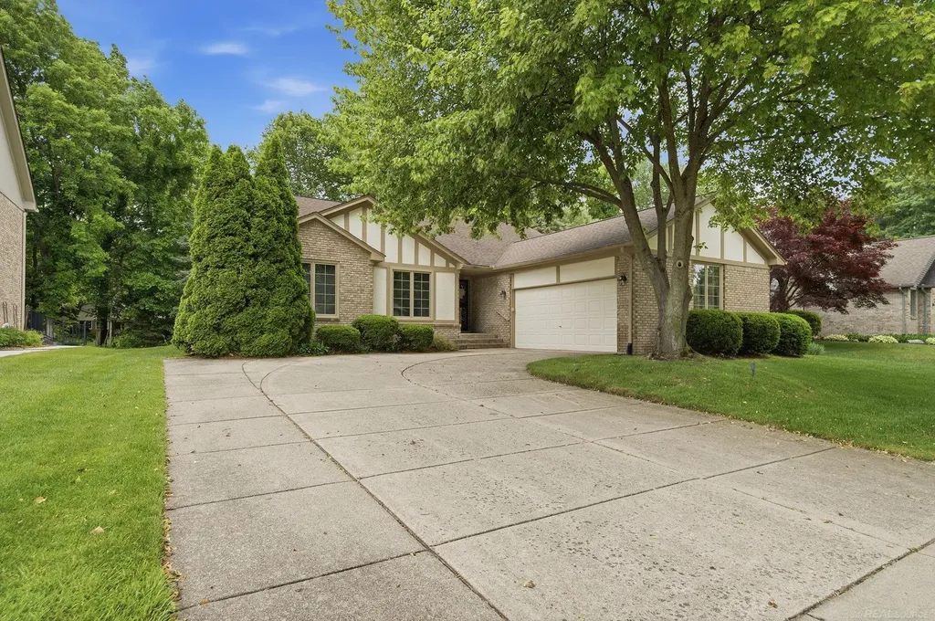 6704 Redford Circle Troy City MI 48085