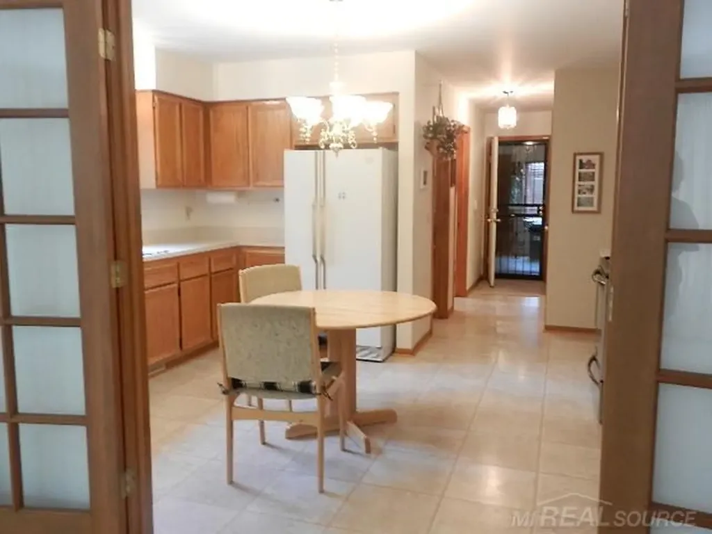 6704 Redford Circle Troy City MI 48085