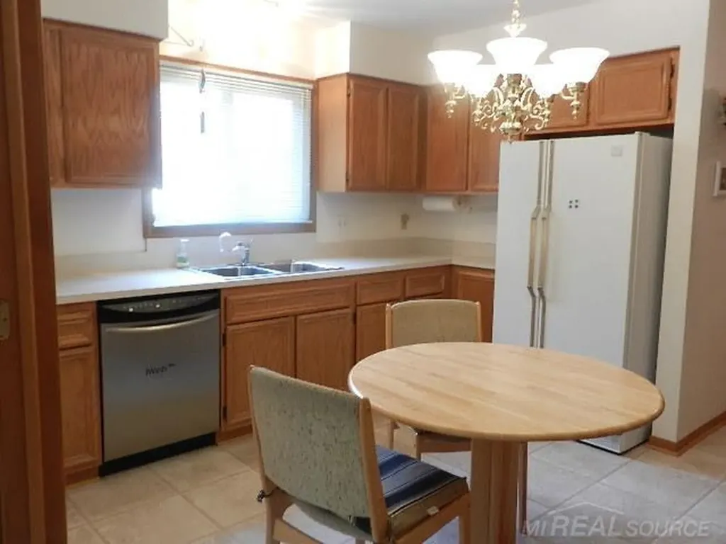 6704 Redford Circle Troy City MI 48085