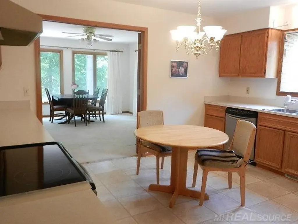 6704 Redford Circle Troy City MI 48085