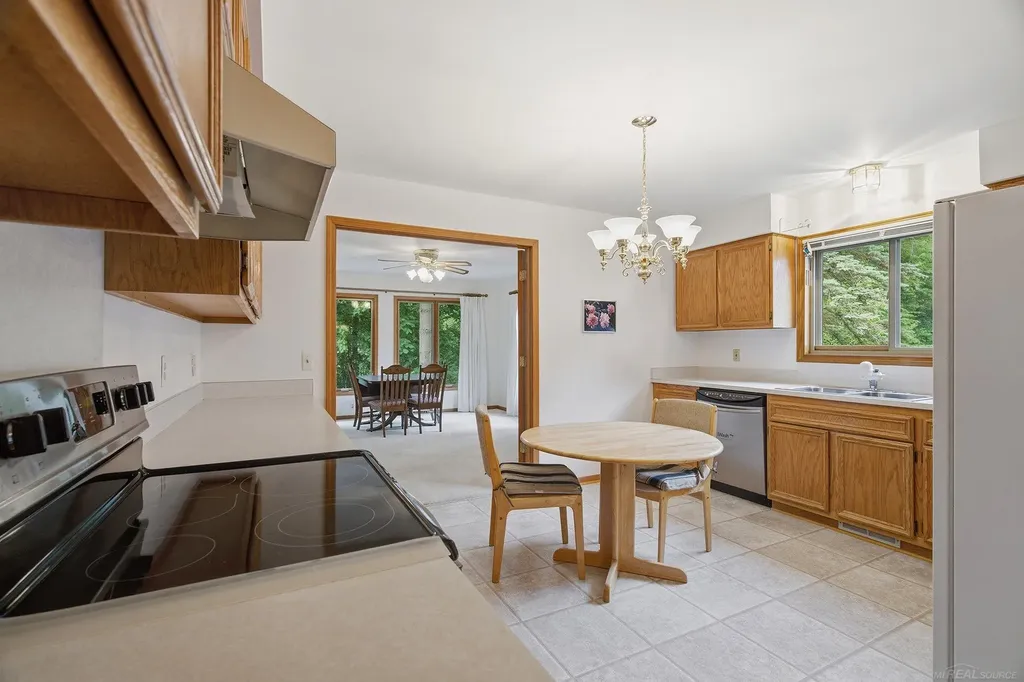6704 Redford Circle Troy City MI 48085