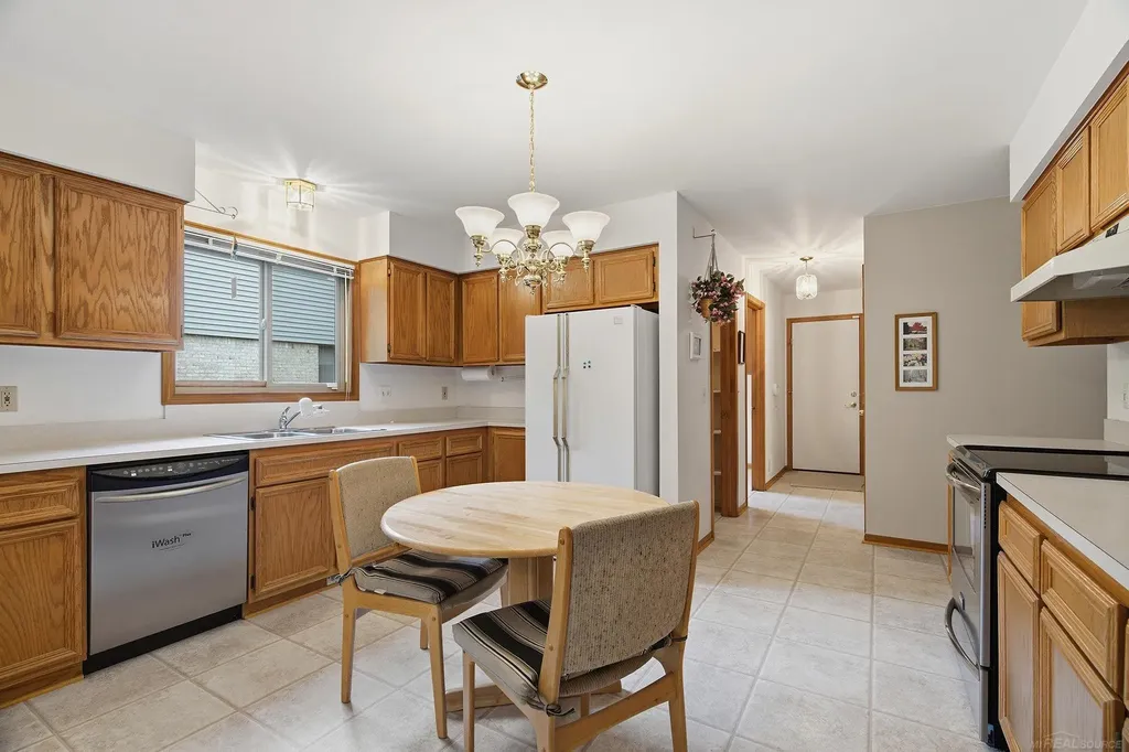 6704 Redford Circle Troy City MI 48085