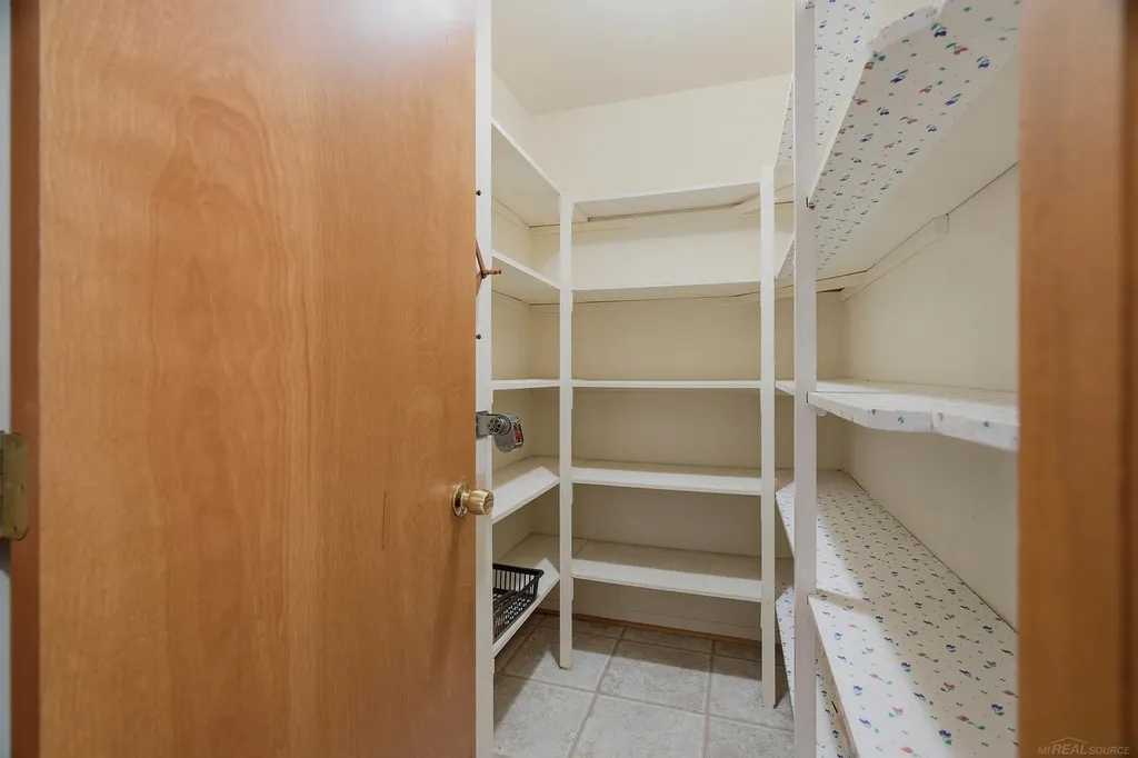 6704 Redford Circle Troy City MI 48085