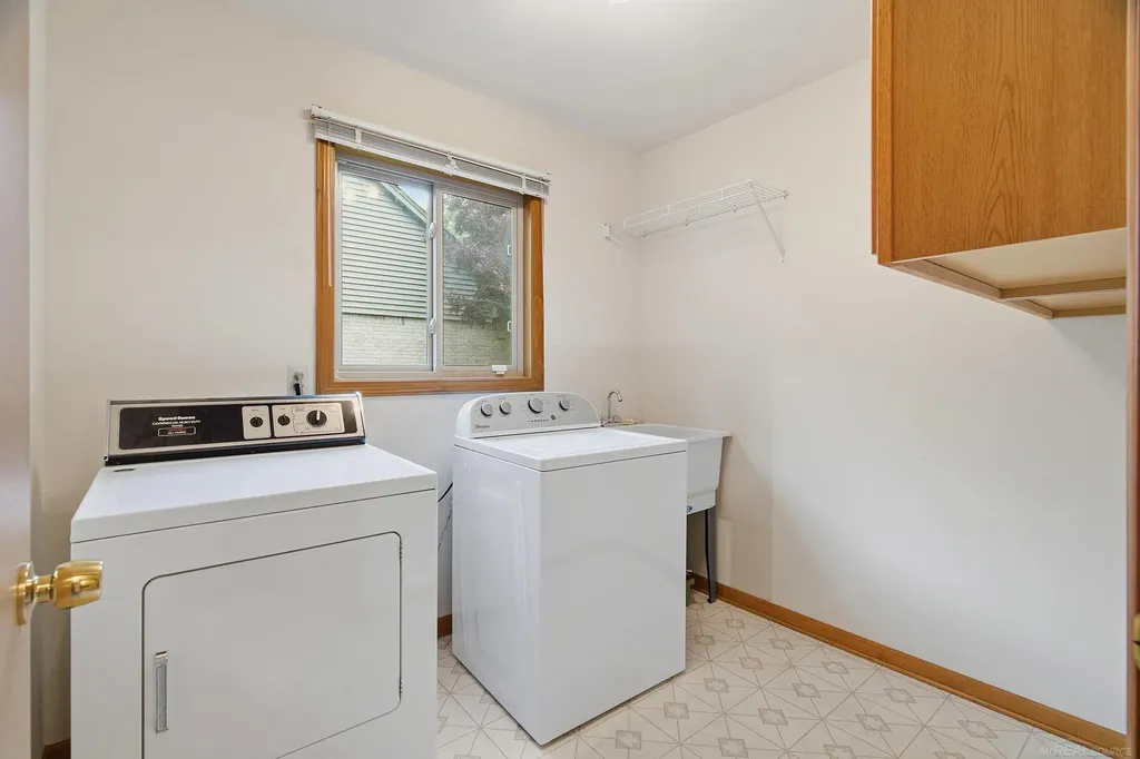 6704 Redford Circle Troy City MI 48085