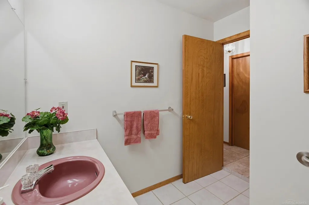 6704 Redford Circle Troy City MI 48085