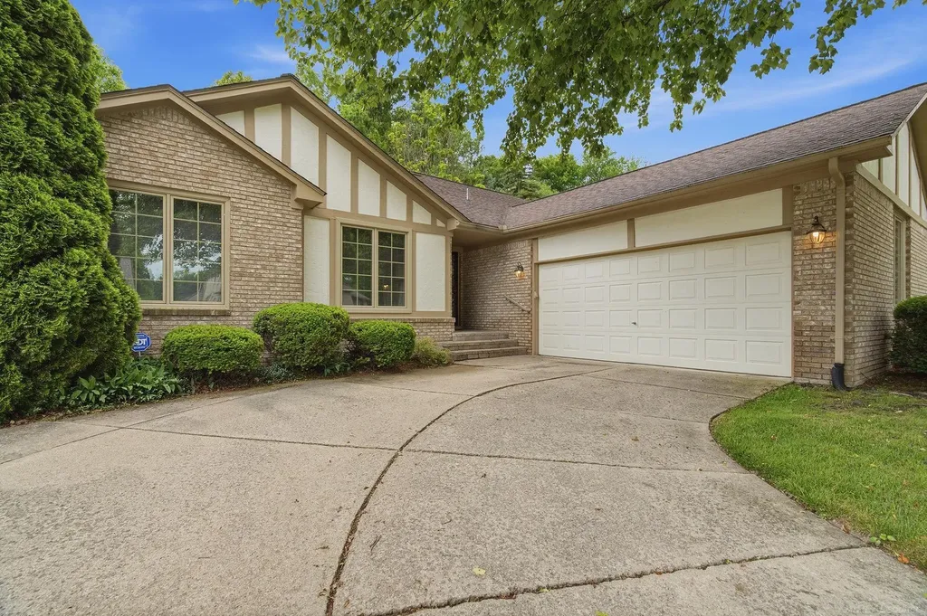 6704 Redford Circle Troy City MI 48085