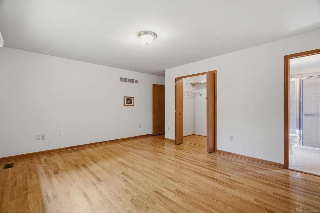 6704 Redford Circle Troy City MI 48085