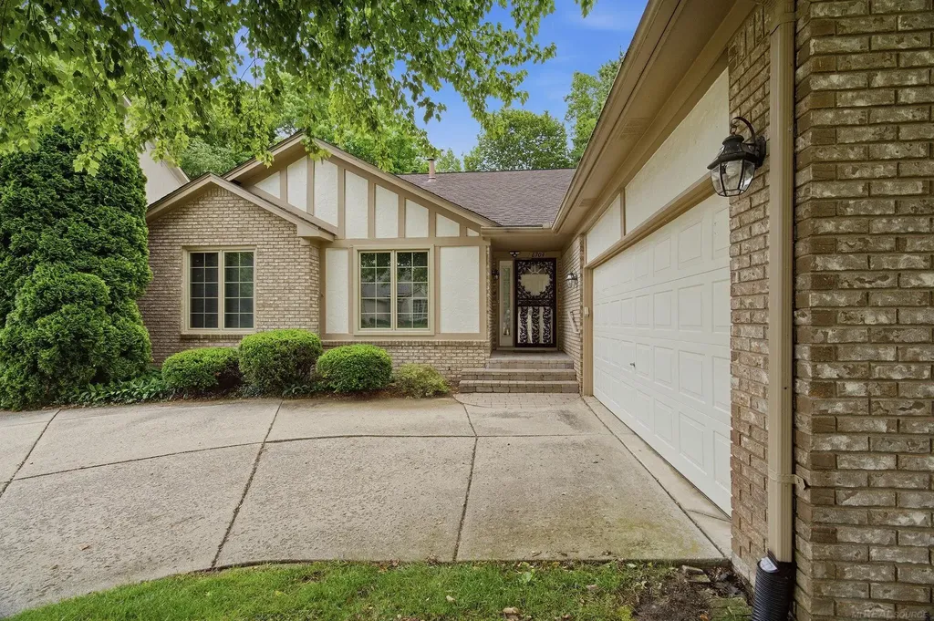 6704 Redford Circle Troy City MI 48085