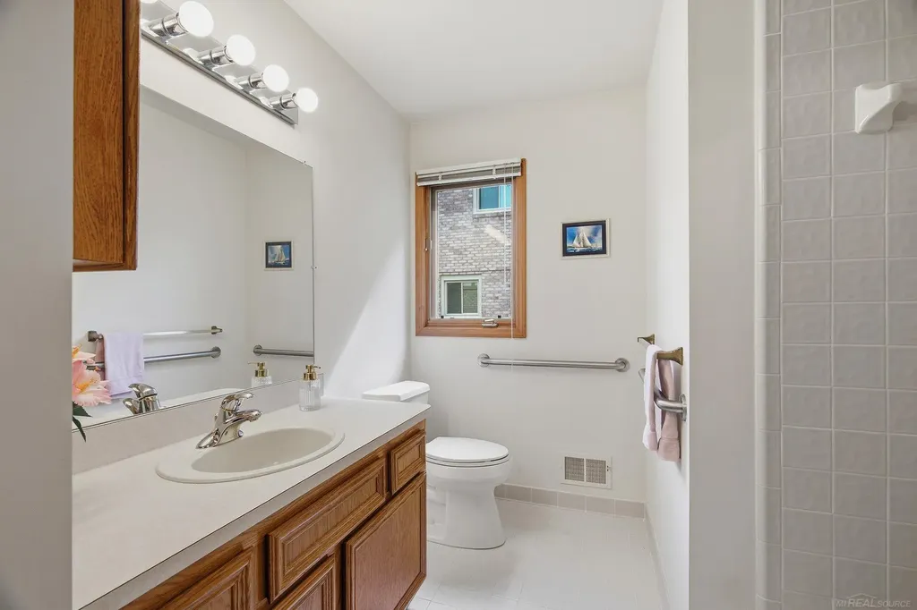 6704 Redford Circle Troy City MI 48085