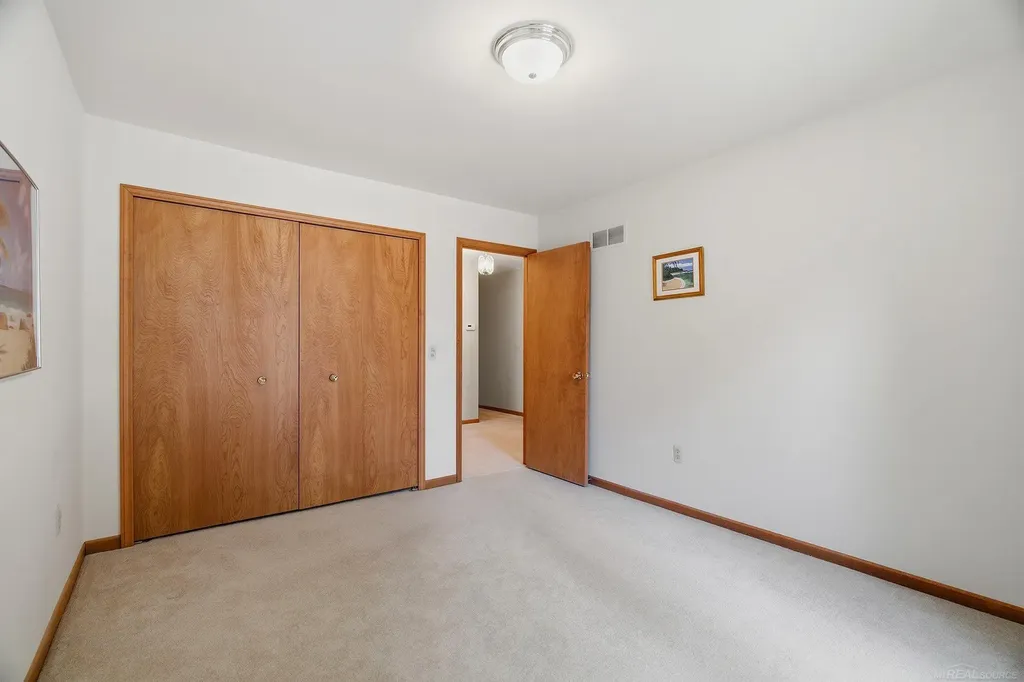 6704 Redford Circle Troy City MI 48085