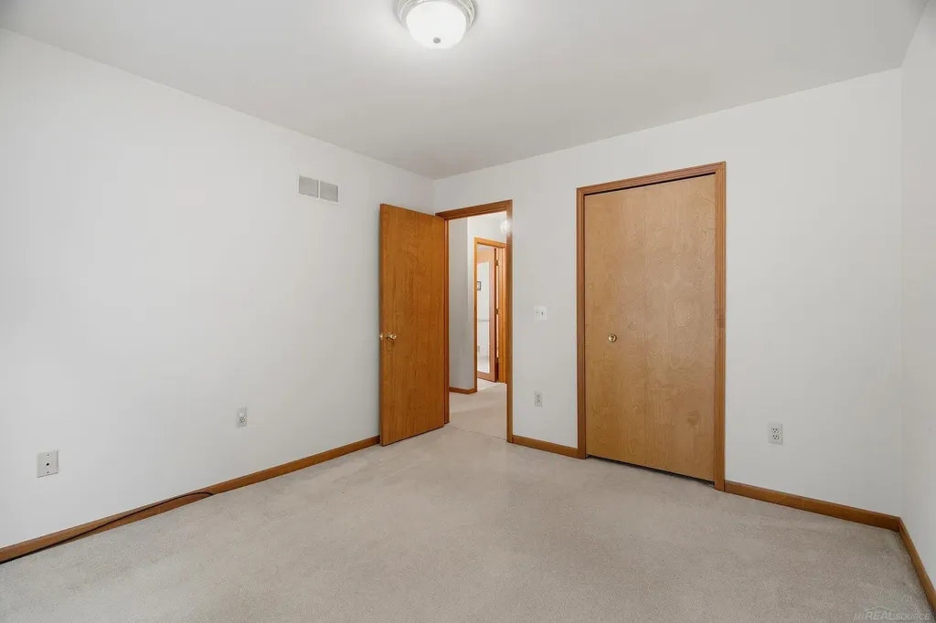 6704 Redford Circle Troy City MI 48085