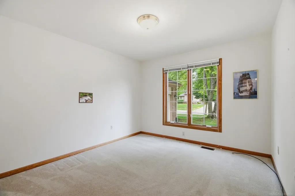 6704 Redford Circle Troy City MI 48085