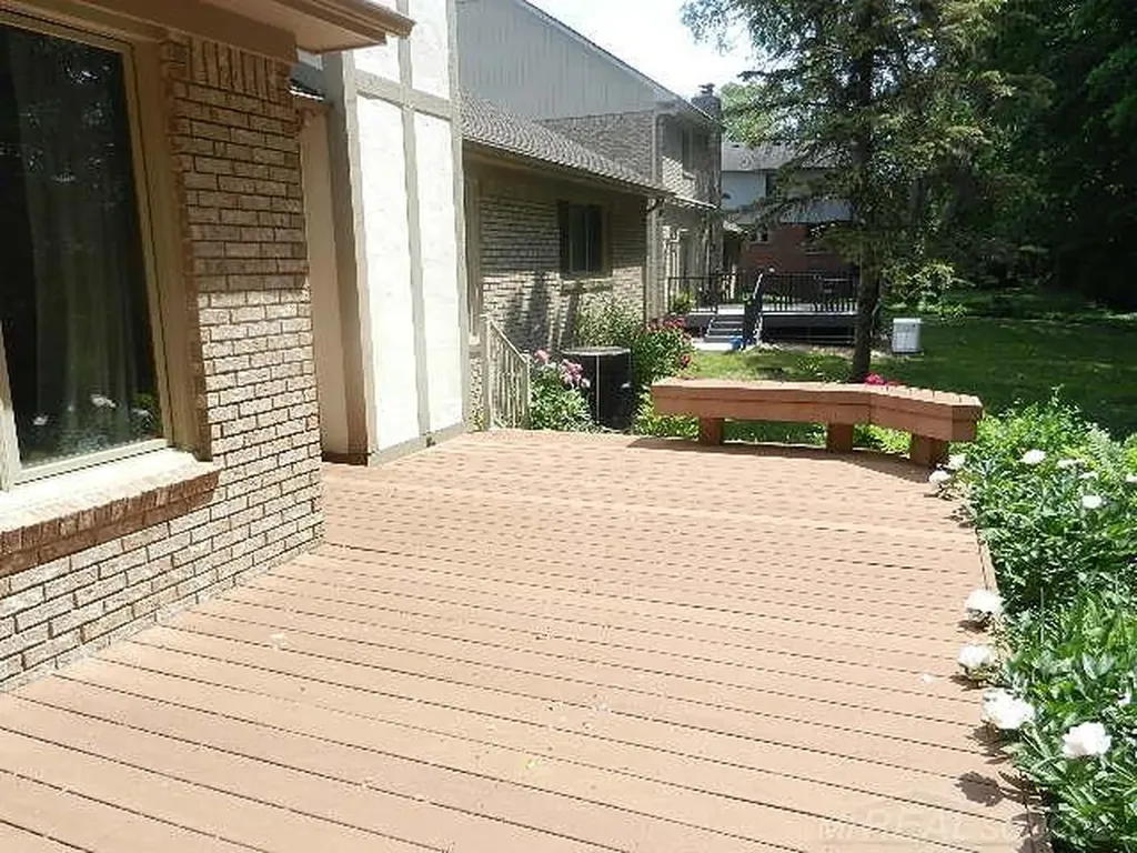 6704 Redford Circle Troy City MI 48085