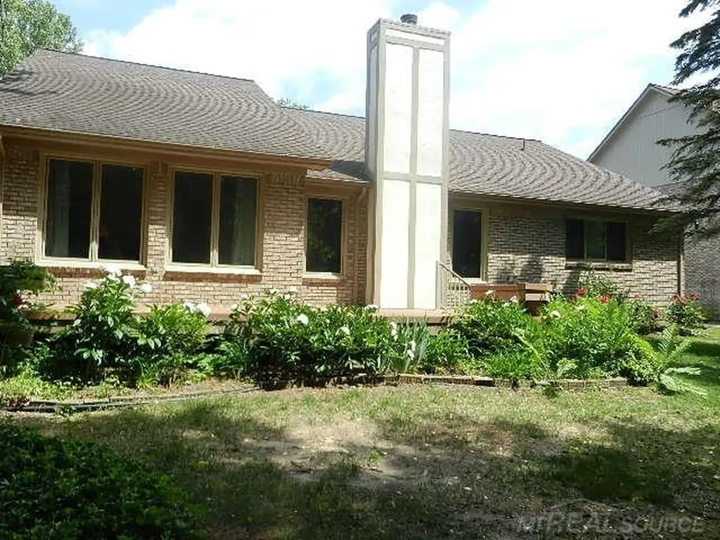 6704 Redford Circle Troy City MI 48085
