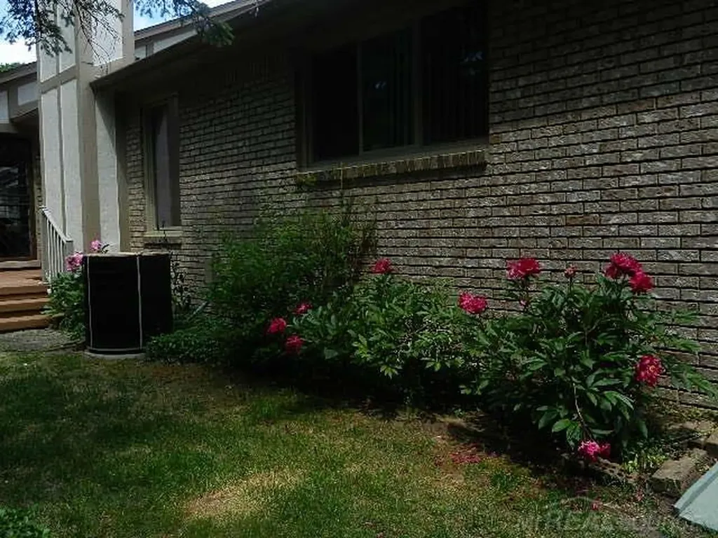 6704 Redford Circle Troy City MI 48085