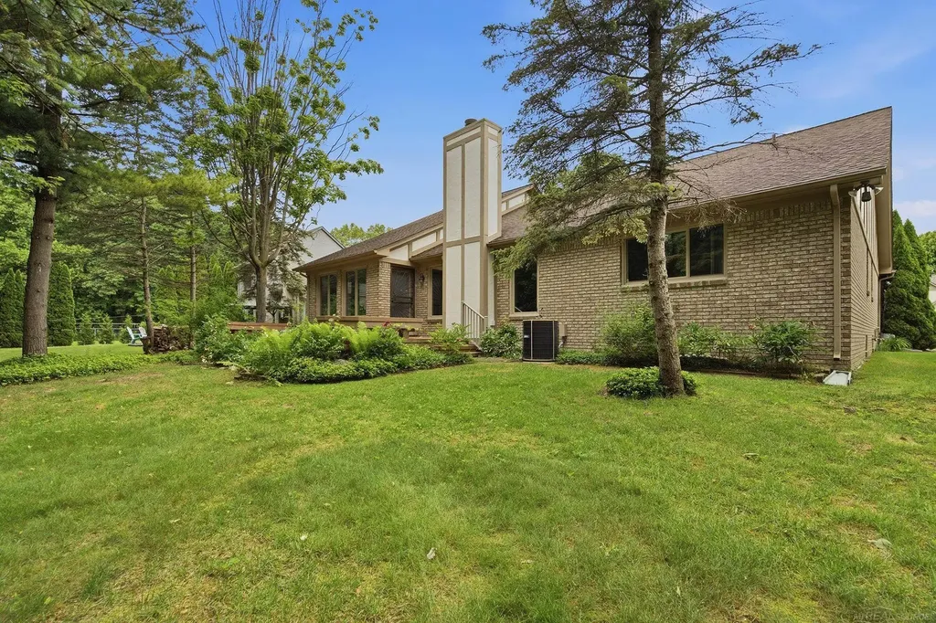 6704 Redford Circle Troy City MI 48085