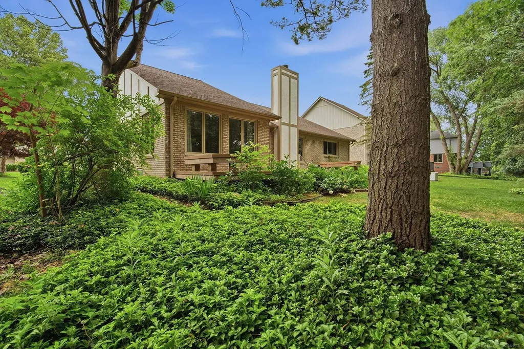 6704 Redford Circle Troy City MI 48085