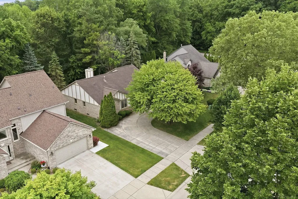 6704 Redford Circle Troy City MI 48085