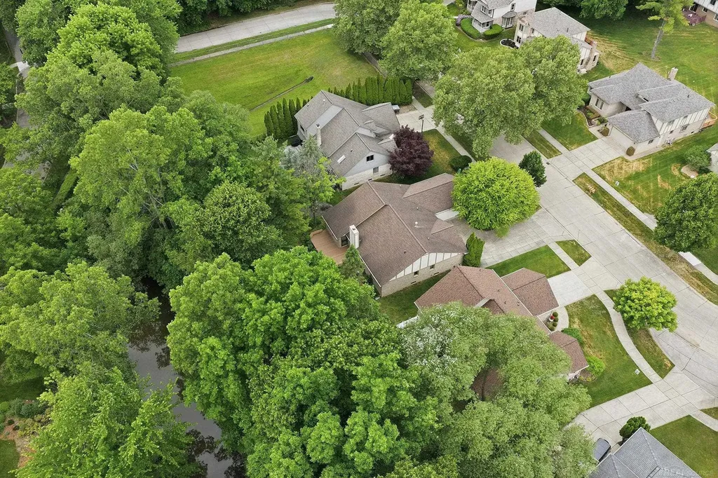6704 Redford Circle Troy City MI 48085