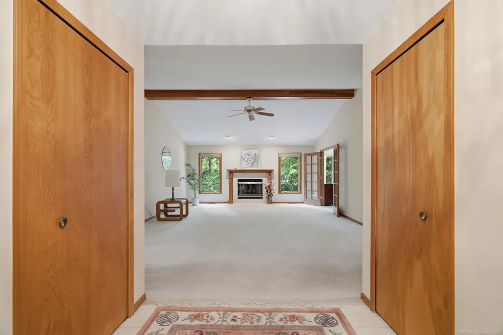 6704 Redford Circle Troy City MI 48085