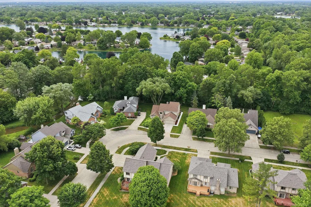 6704 Redford Circle Troy City MI 48085