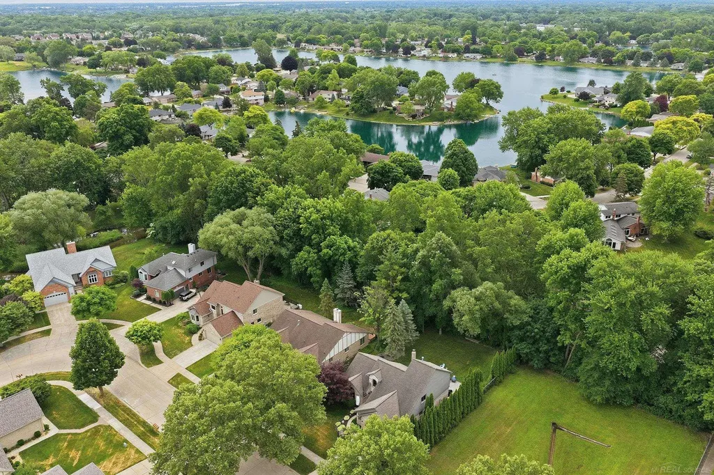 6704 Redford Circle Troy City MI 48085