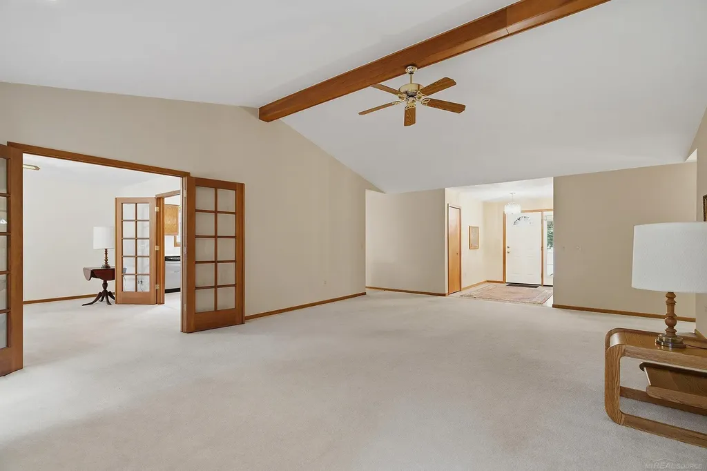 6704 Redford Circle Troy City MI 48085
