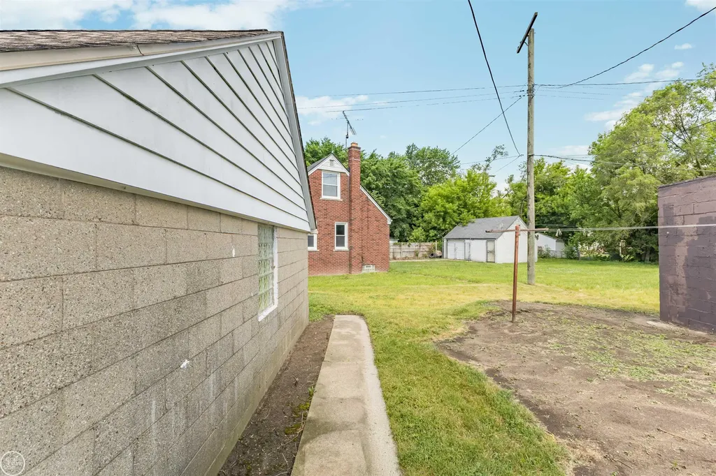 19505 Kelly Road Harper Woods City MI 48225