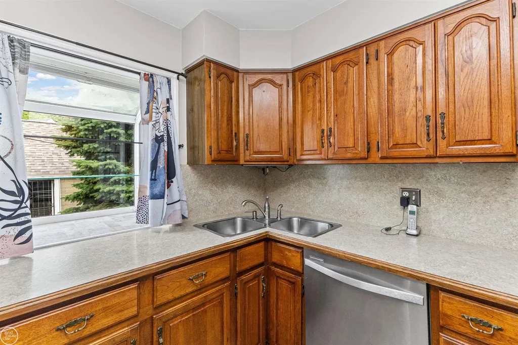 19505 Kelly Road Harper Woods City MI 48225