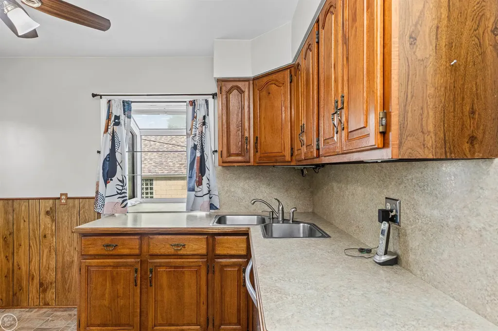 19505 Kelly Road Harper Woods City MI 48225