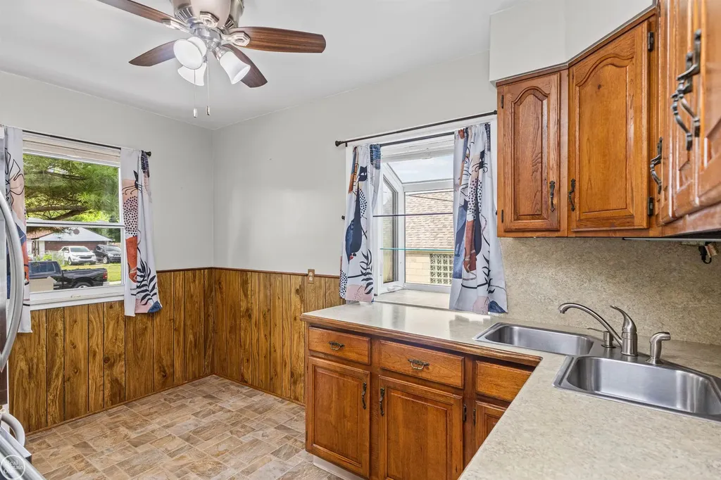 19505 Kelly Road Harper Woods City MI 48225