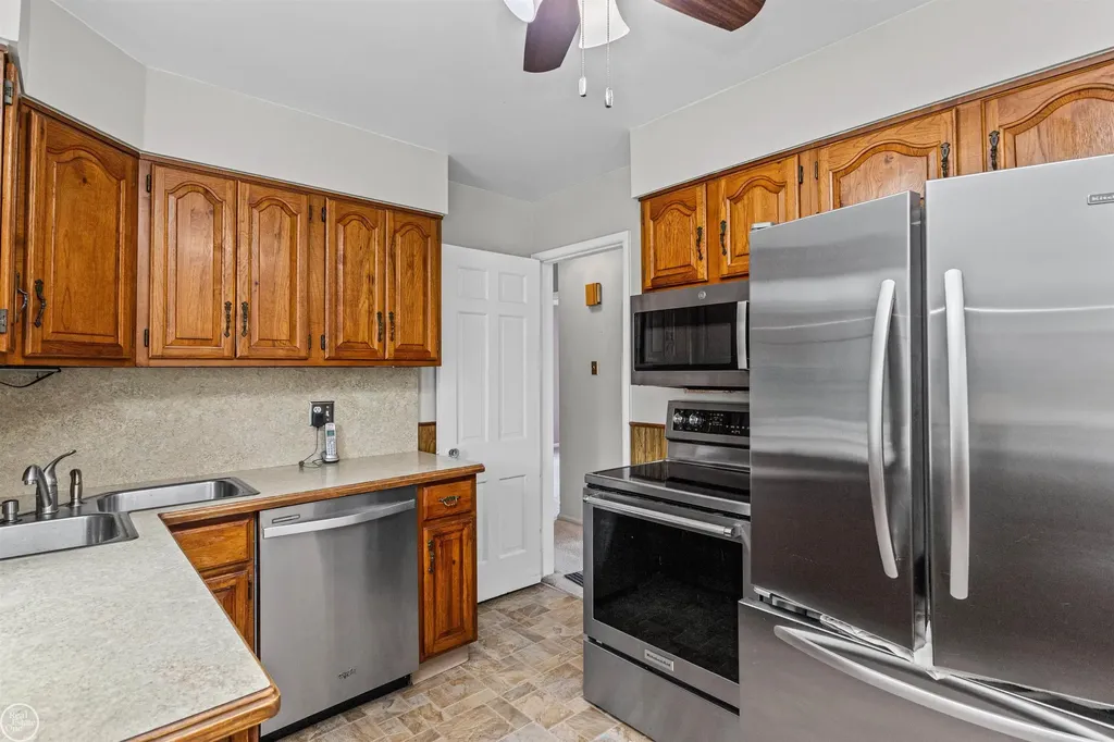 19505 Kelly Road Harper Woods City MI 48225